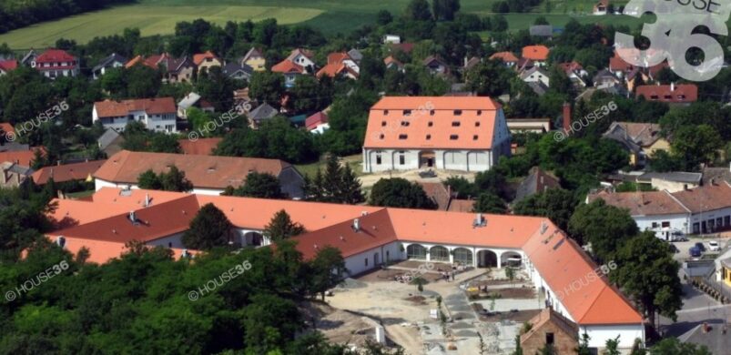 RITKASÁG: ELADÓ EGY, A PANNONHALMI FŐAPÁTSÁG SZOMSZÉDSÁGÁBAN LÉVŐ PATINÁS ÉPÜLET!