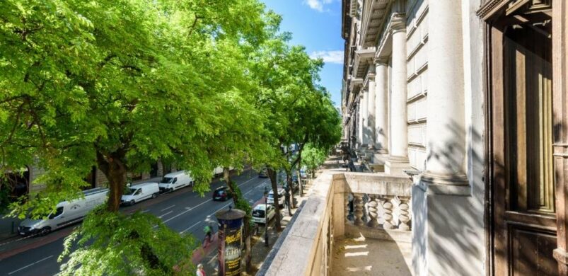 Eladó egy impozáns lakás az Andrássy úton, az egyik Freund Vilmos palotában!