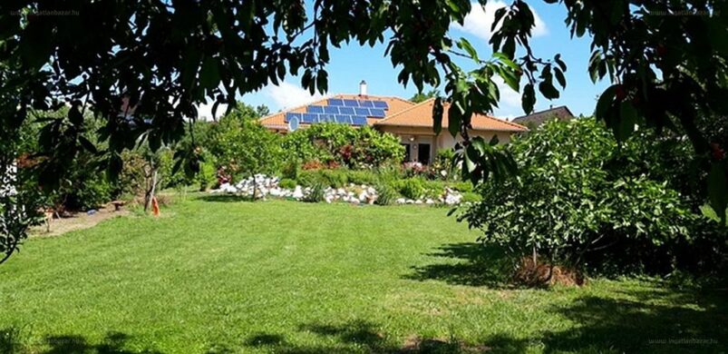 Igényes vonyarcvashegyi ház keresi új (nagy)családját!