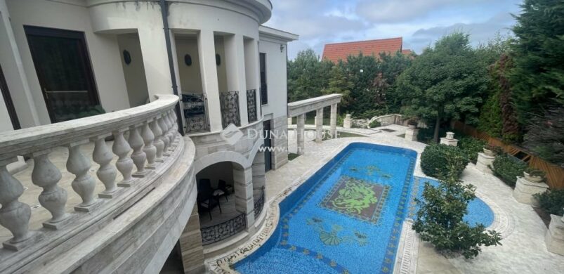 Ez a Mór stílusú luxus ház szó szerint ragyog