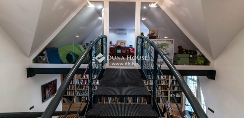 Fókuszban a nagyság és a kényelem – meg egy híd a ház közepén