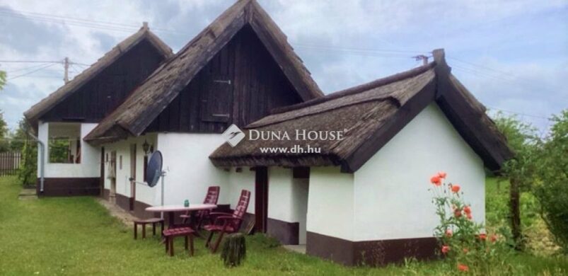 Ritkaság: nádtetős parasztház Bugyiban 35 millióért! 