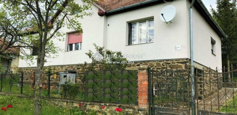 Egy önálló családi ház, Hollókőn…