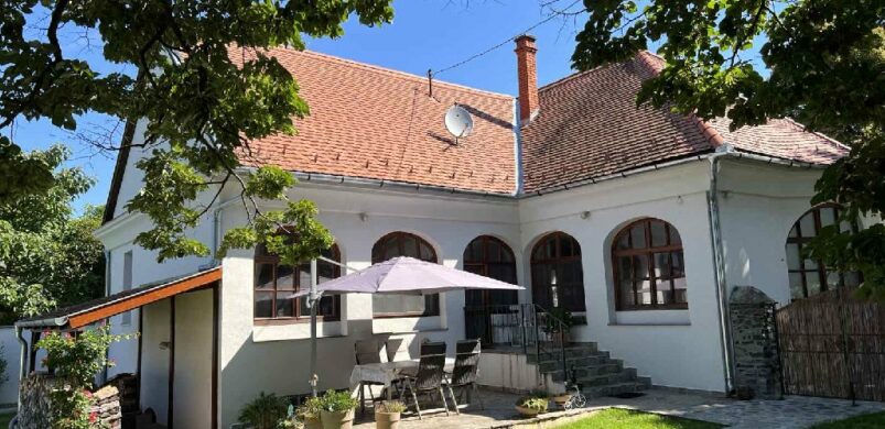 Egyedi, kúria jellegű lakóház a Makovecz-csoporttól!