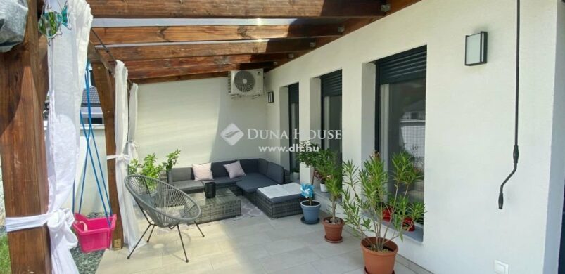 Lakjon Sárváron a Csónakázó-tó mellett