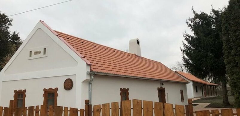 Mézeskalács házikó a Balaton déli partján