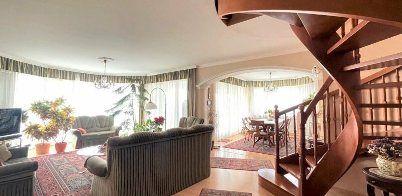 Örökpanoráma, borospince és egy csodálatos csigalépcső