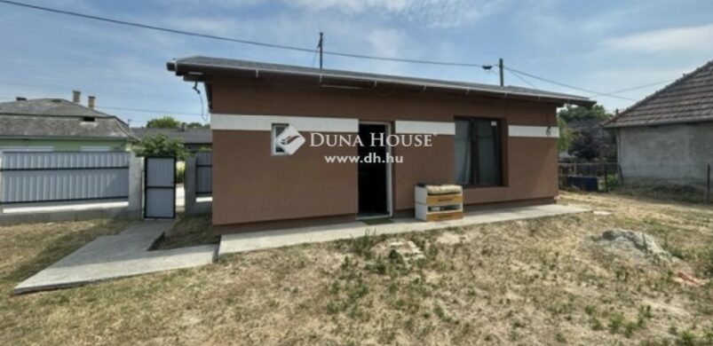 Építkezne? Irány Pilis, ahol a telek mellett egy icipici ház is várja!