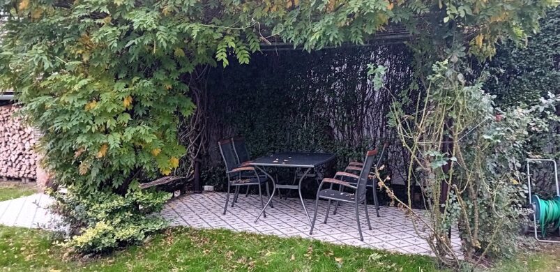 Kétszintes otthon, romantikus lugassal a Barázda utcában